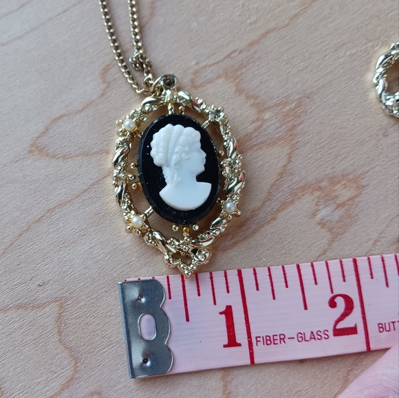 Vintage Gold Tone Faux Cameo Necklace And Screw Back Earring Set Costume Jewelry - Picture 7 of 12